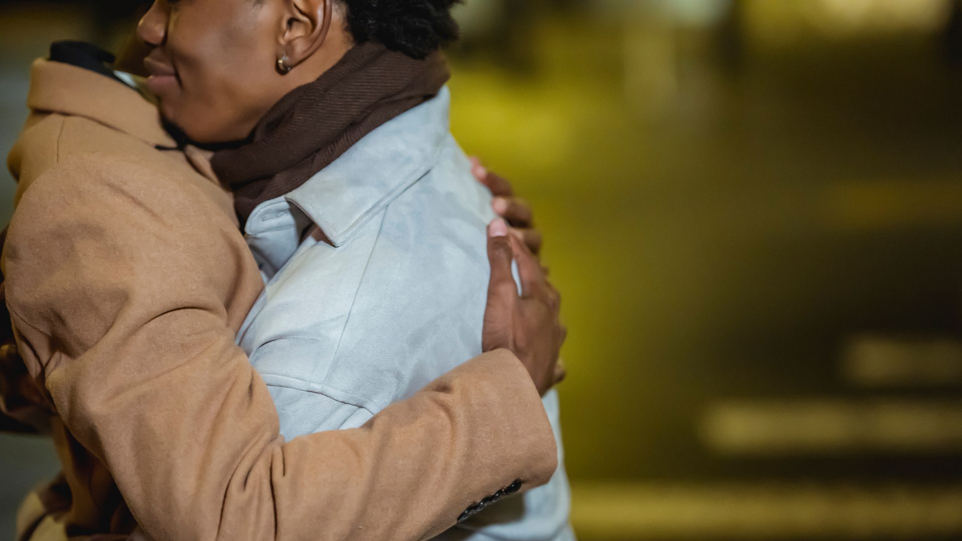 Perché non riesco a lasciare una relazione: cosa succede davvero